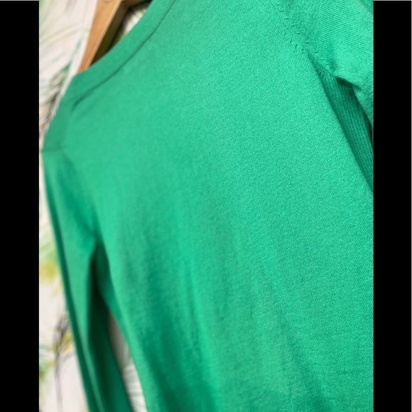 Gap Sweater in green. - Picture 6 of 6